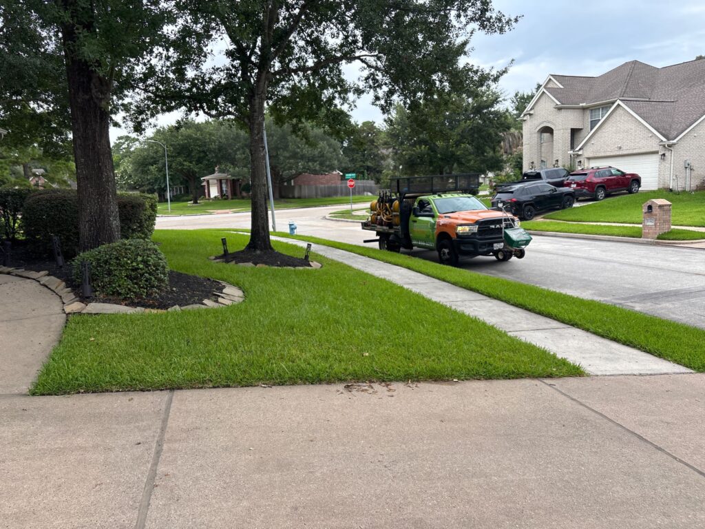 Lawn Fertilizer Service & Lawn Pest Control & lawn Aeration in Houston TX