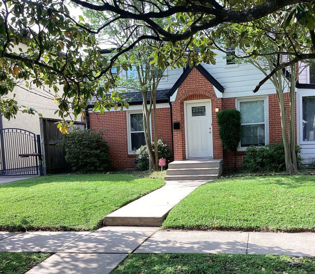 GreenGate Turf & Pest Customer in West University Place for Lawn Mowing & Lawn Maintenance Service