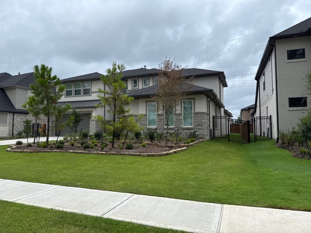 The front of a home with a large flower bed that received a perimeter pest control service